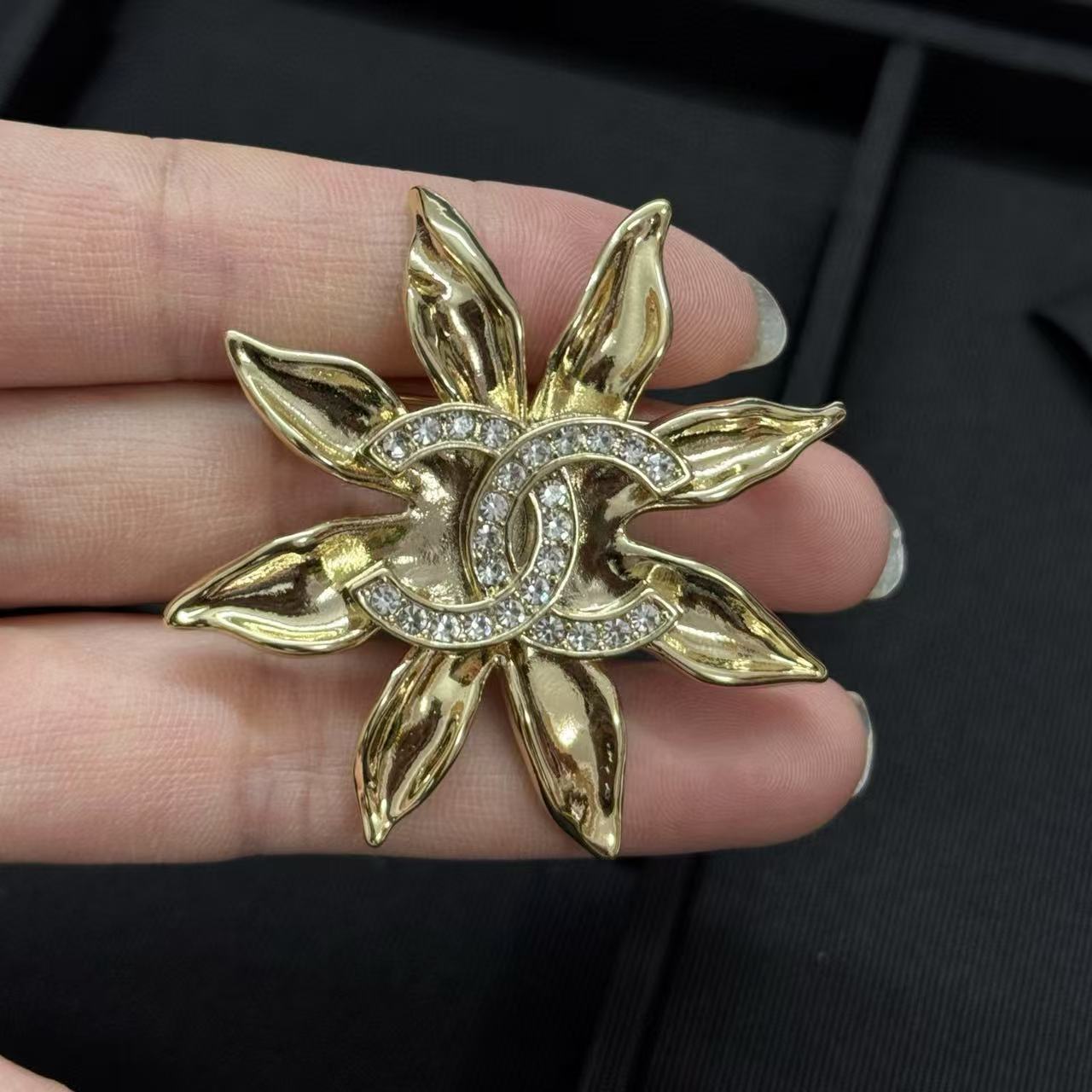 CHANE1 ひまわりダブルCブローチ【50%割引+送料無料】