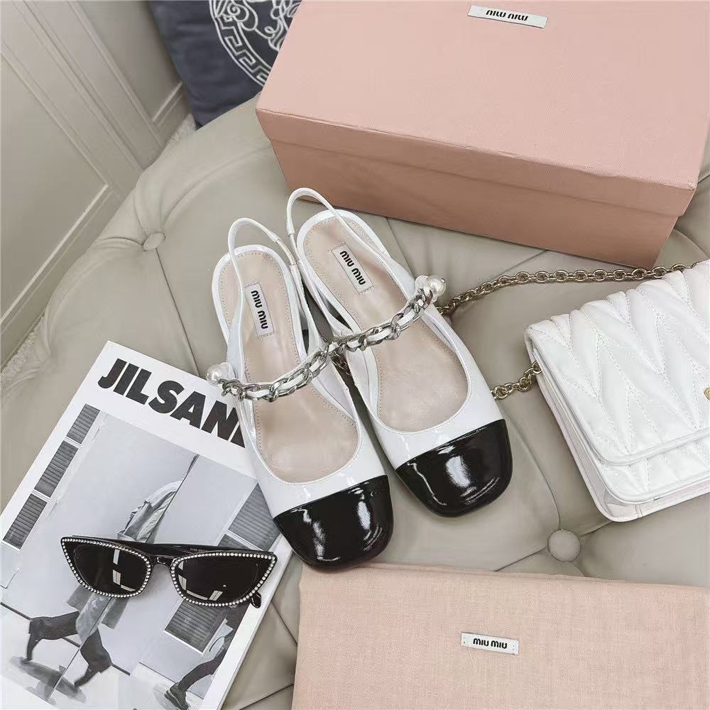 M1UM1U ブラック＆ホワイトパールチェーンローヒールサンダル【50％割引+送料無料】