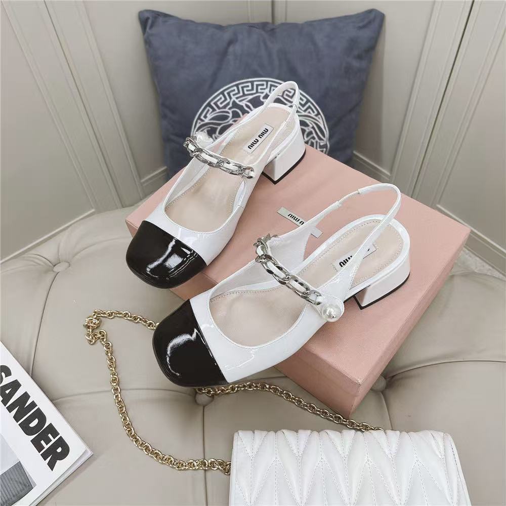 M1UM1U ブラック＆ホワイトパールチェーンローヒールサンダル【50％割引+送料無料】