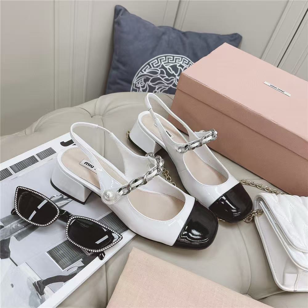 M1UM1U ブラック＆ホワイトパールチェーンローヒールサンダル【50％割引+送料無料】