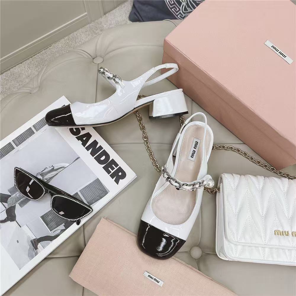 M1UM1U ブラック＆ホワイトパールチェーンローヒールサンダル【50％割引+送料無料】