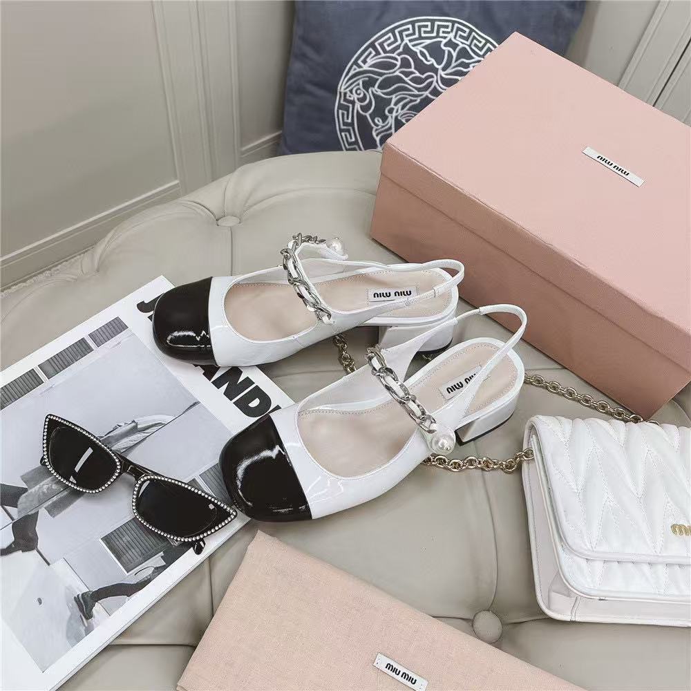 M1UM1U ブラック＆ホワイトパールチェーンローヒールサンダル【50％割引+送料無料】