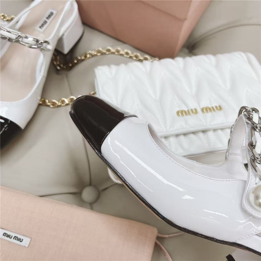 M1UM1U ブラック＆ホワイトパールチェーンローヒールサンダル【50％割引+送料無料】