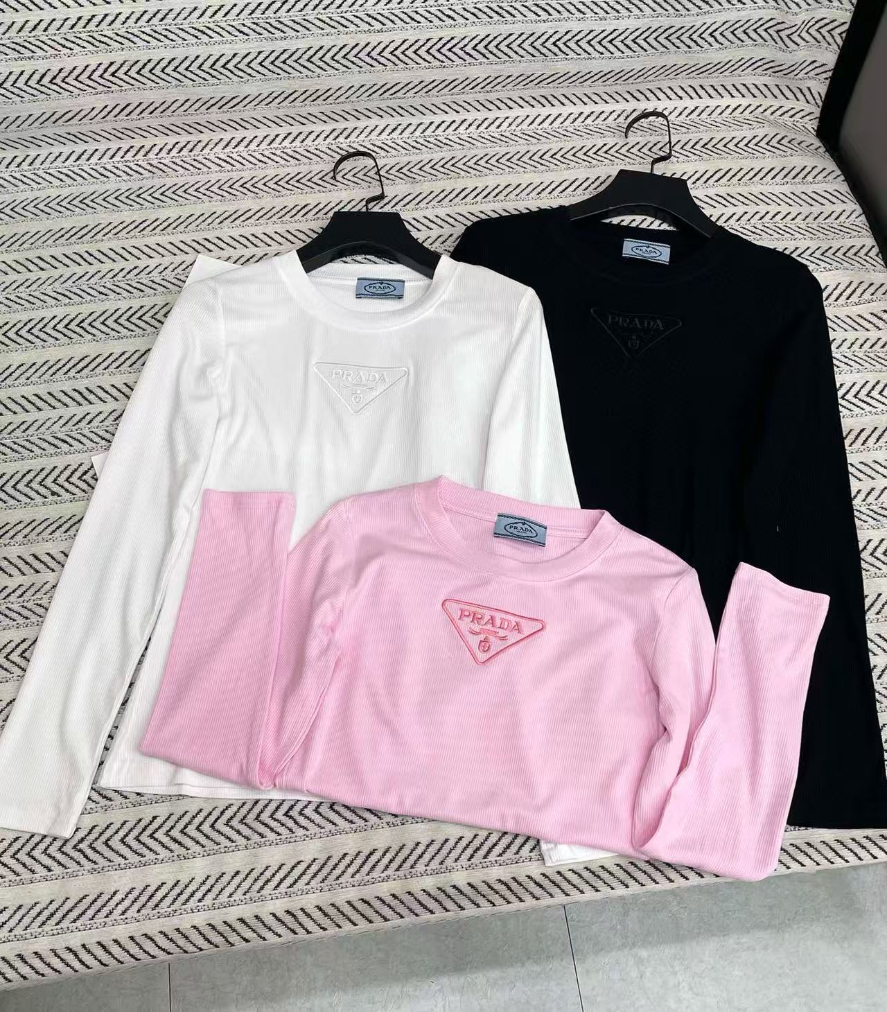 PR4DA 刺繍レタリング 長袖Tシャツ【50％割引+送料無料】