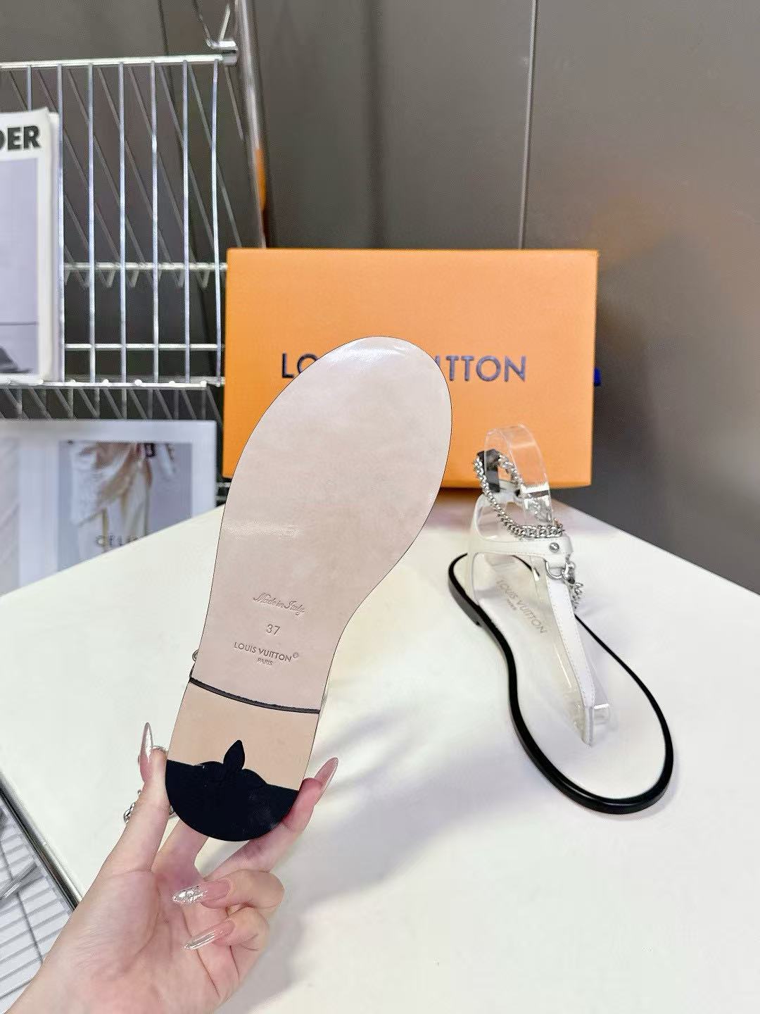 LVの高品質チェーンシープスキンフラットサンダル【50%割引+送料無料】