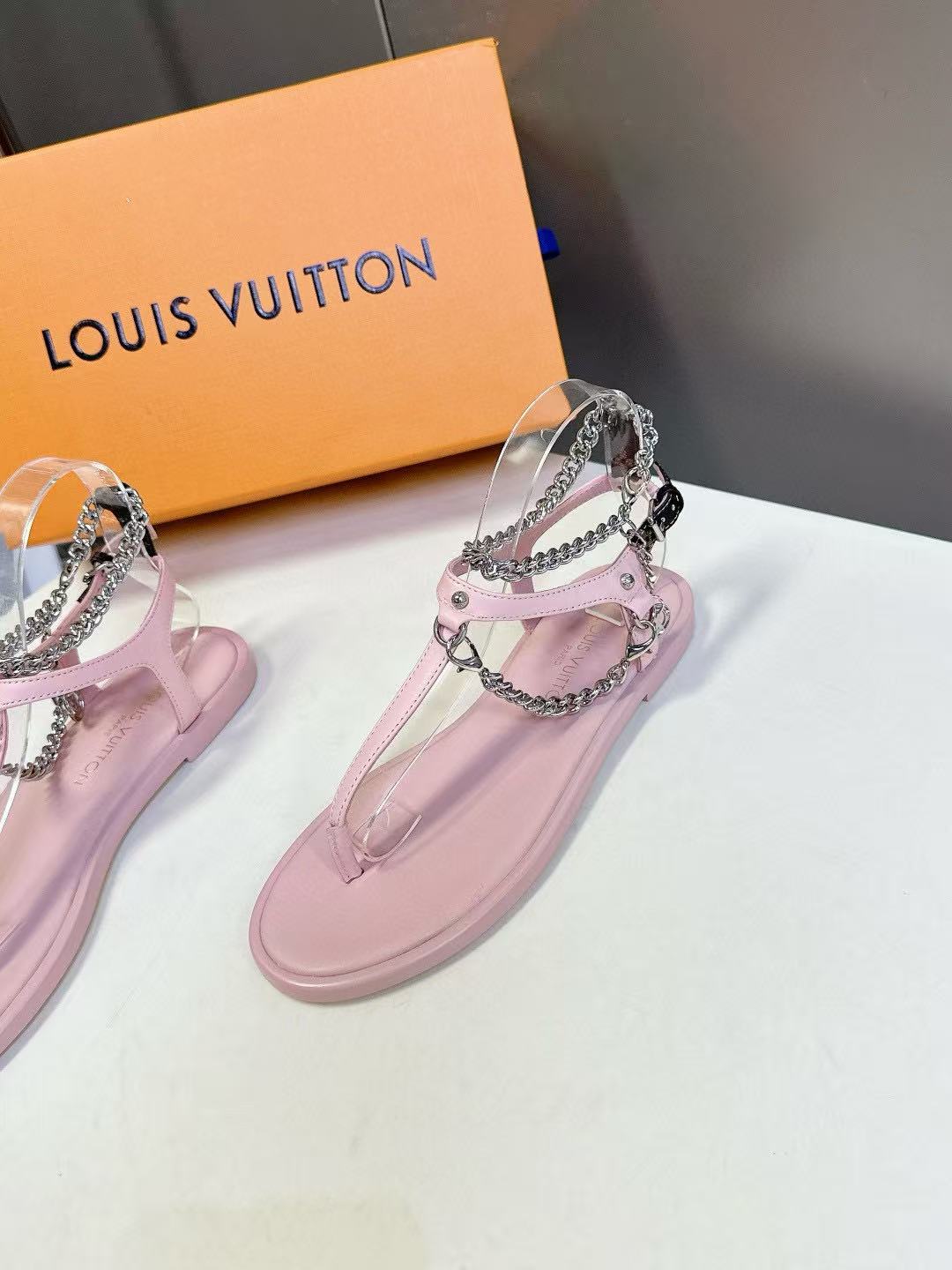 LVの高品質チェーンシープスキンフラットサンダル【50%割引+送料無料】