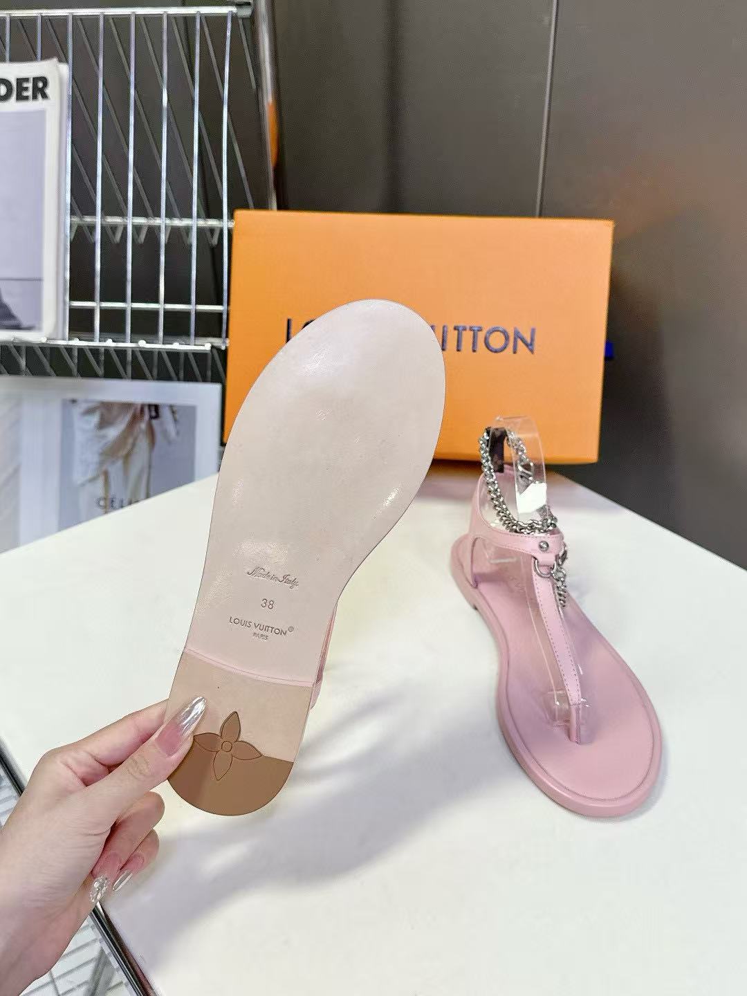 LVの高品質チェーンシープスキンフラットサンダル【50%割引+送料無料】