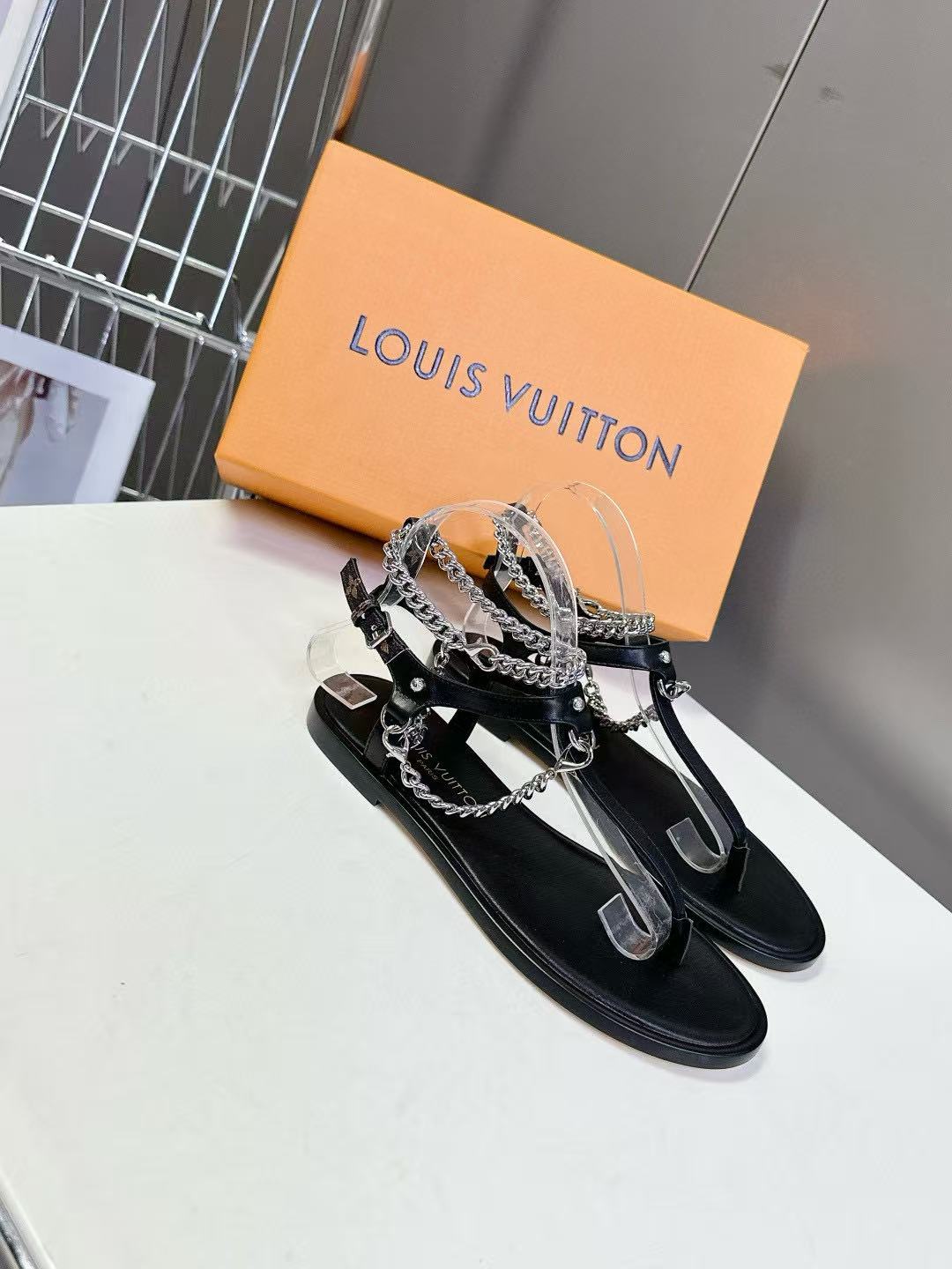 LVの高品質チェーンシープスキンフラットサンダル【50%割引+送料無料】
