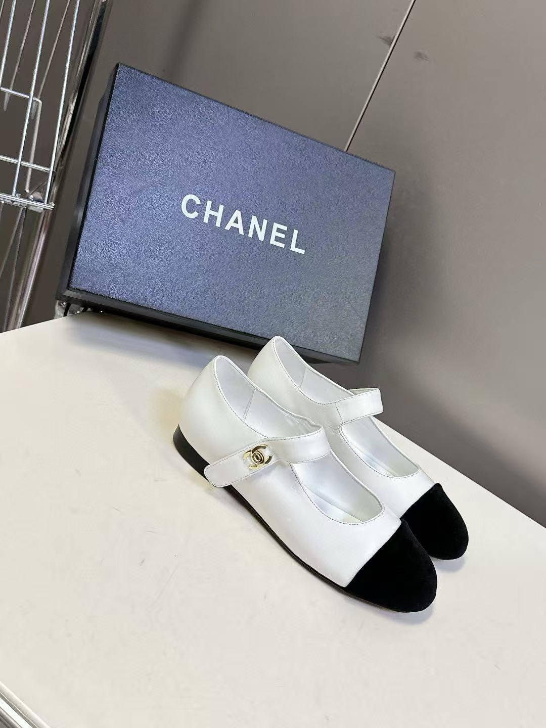 CHANE1 高品質の黒と白のシープスキンダンスシューズ【50%割引+送料無料】