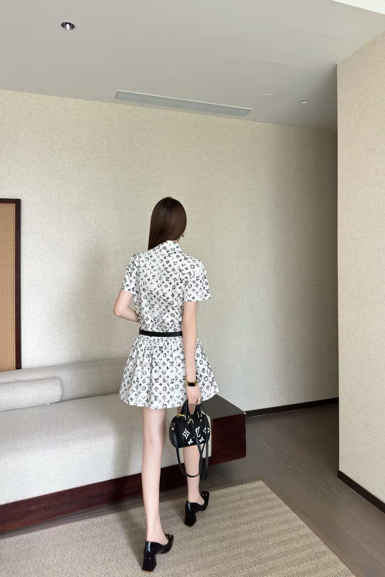 LVベルト付きプリントラペルドレス【50%割引+送料無料】