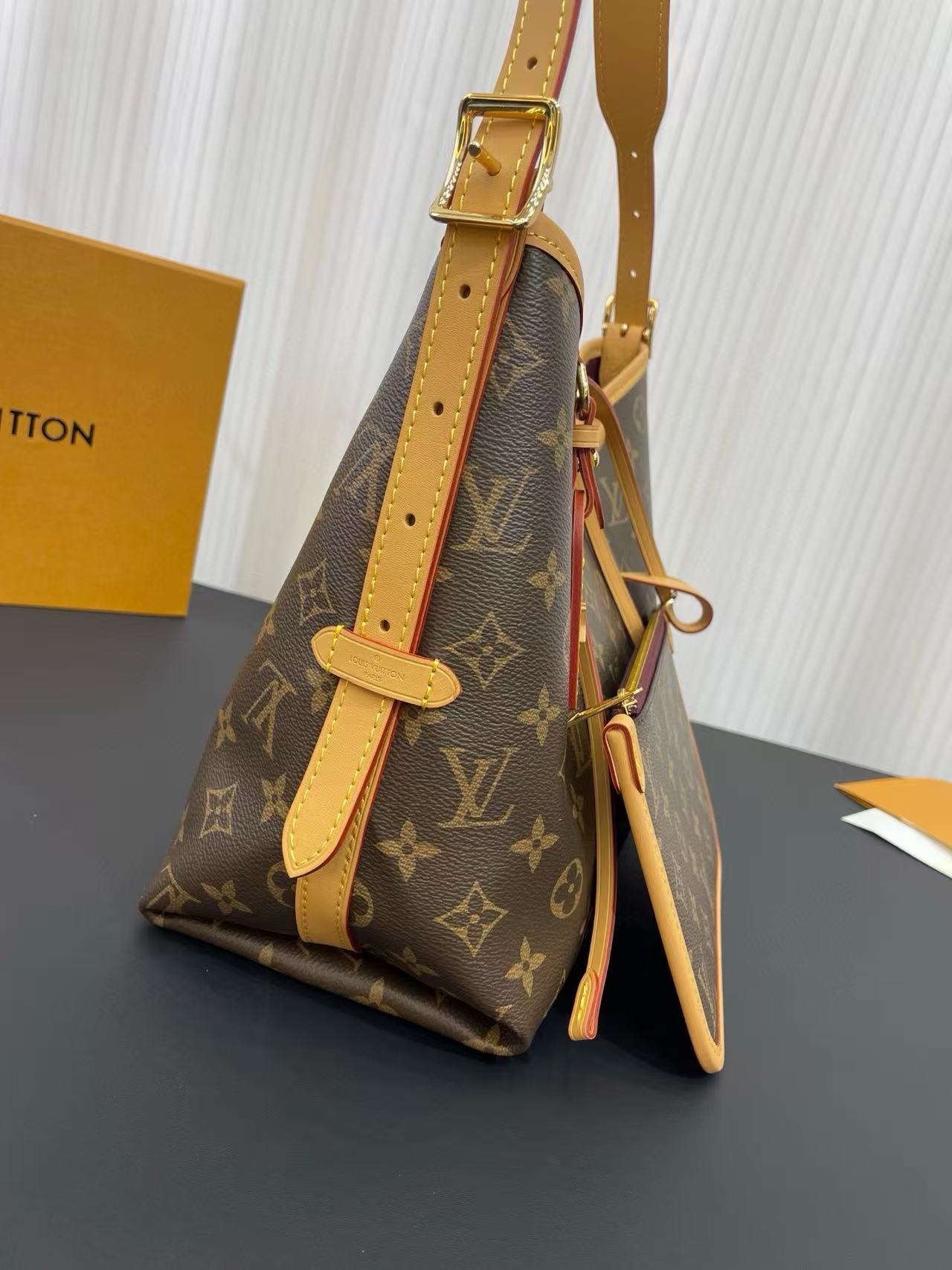 LVプリントのアンダーアームバッグ【50％割引+送料無料】