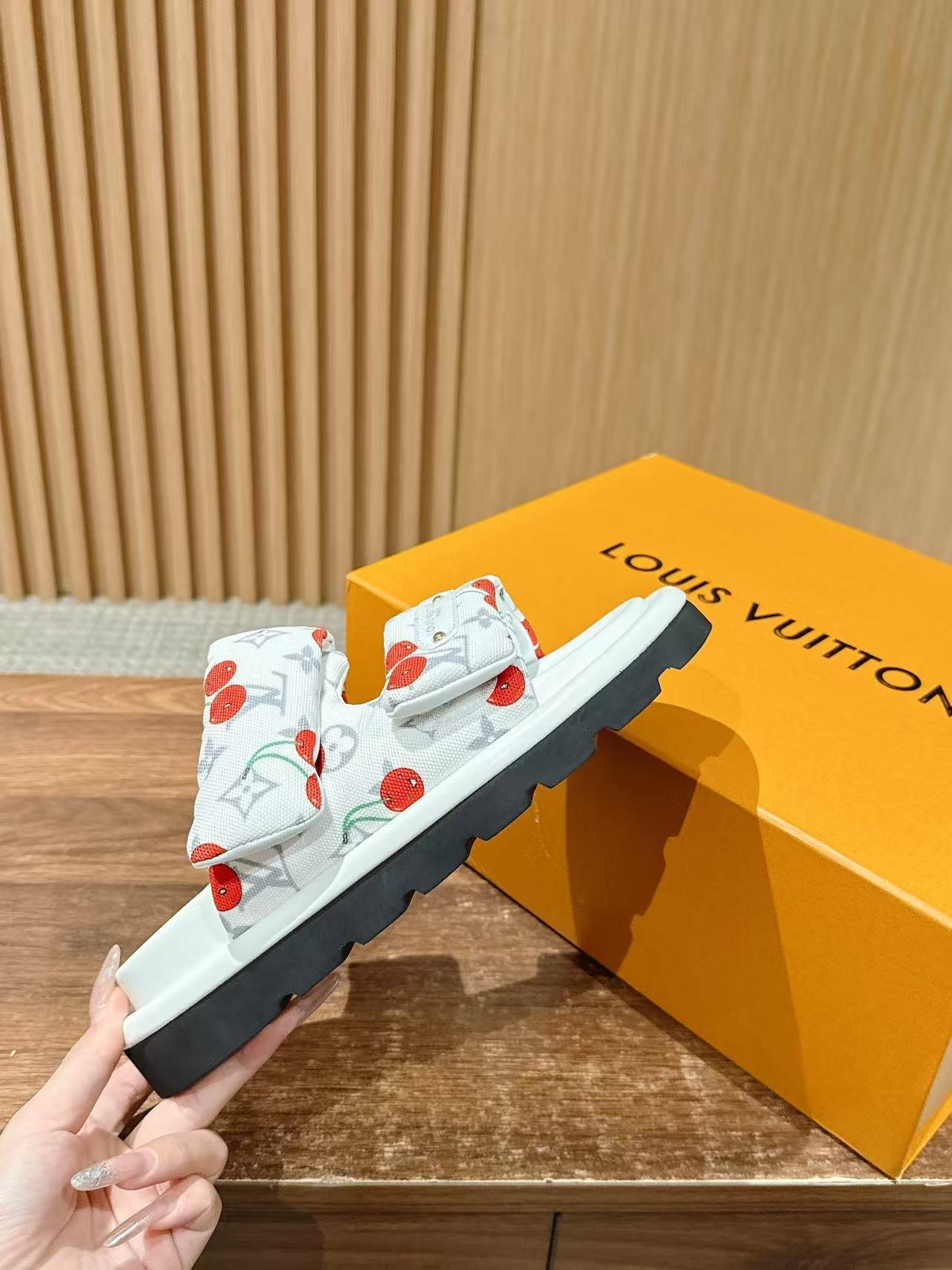 LVの高品質バブルスリッパ【50％割引+送料無料】