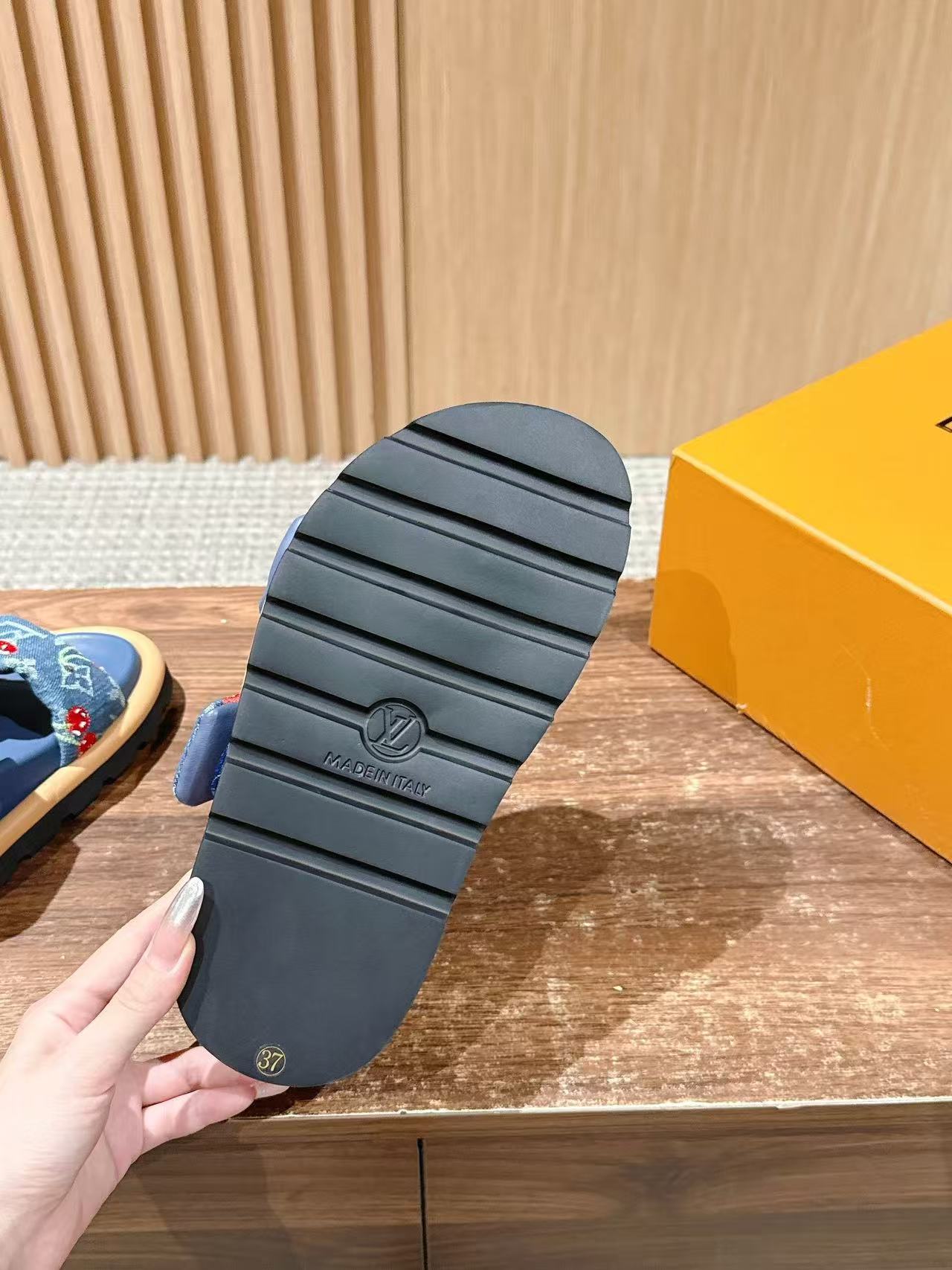 LVの高品質バブルスリッパ【50％割引+送料無料】