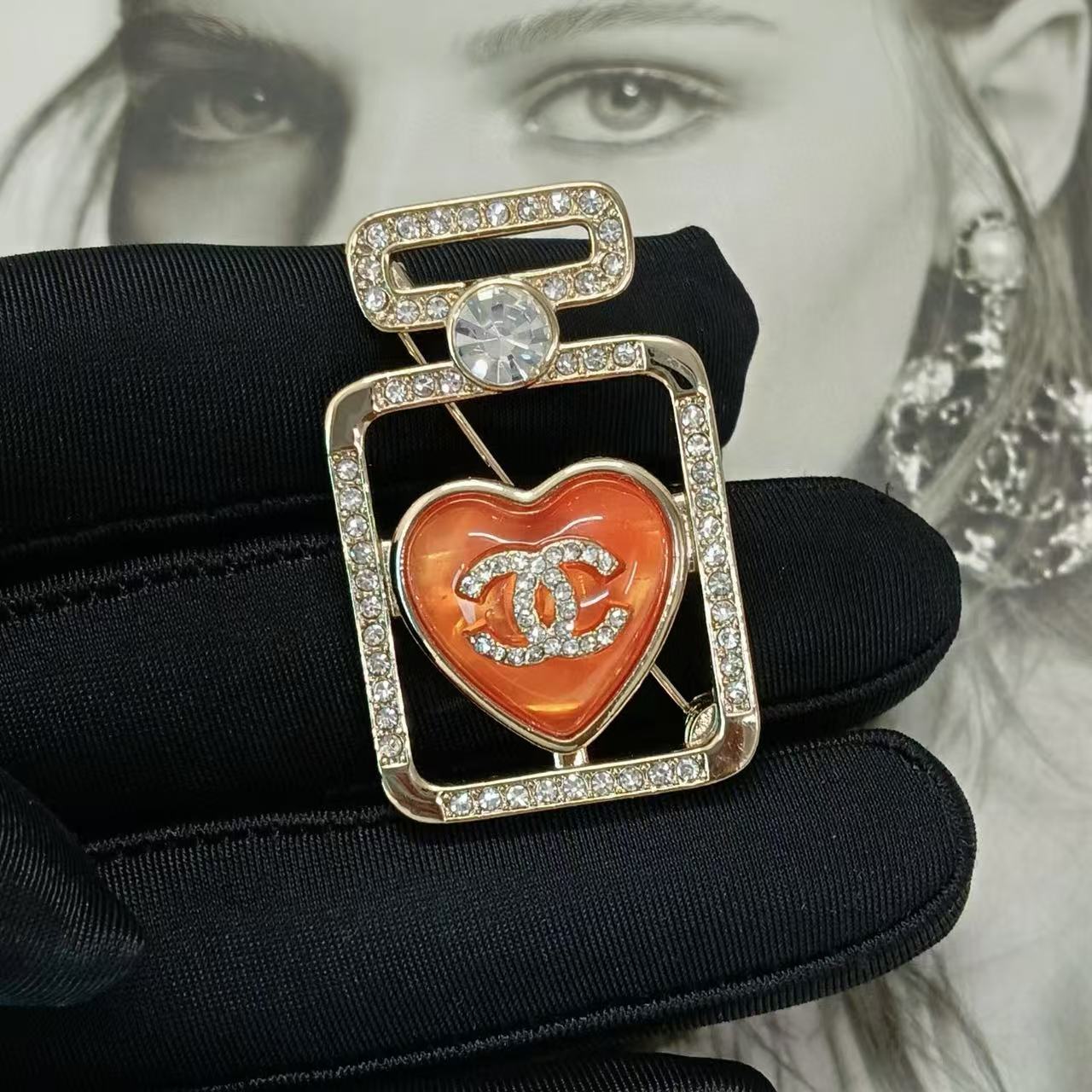 CHANE1 ダブルC 香水瓶ブローチ【50％割引+送料無料】