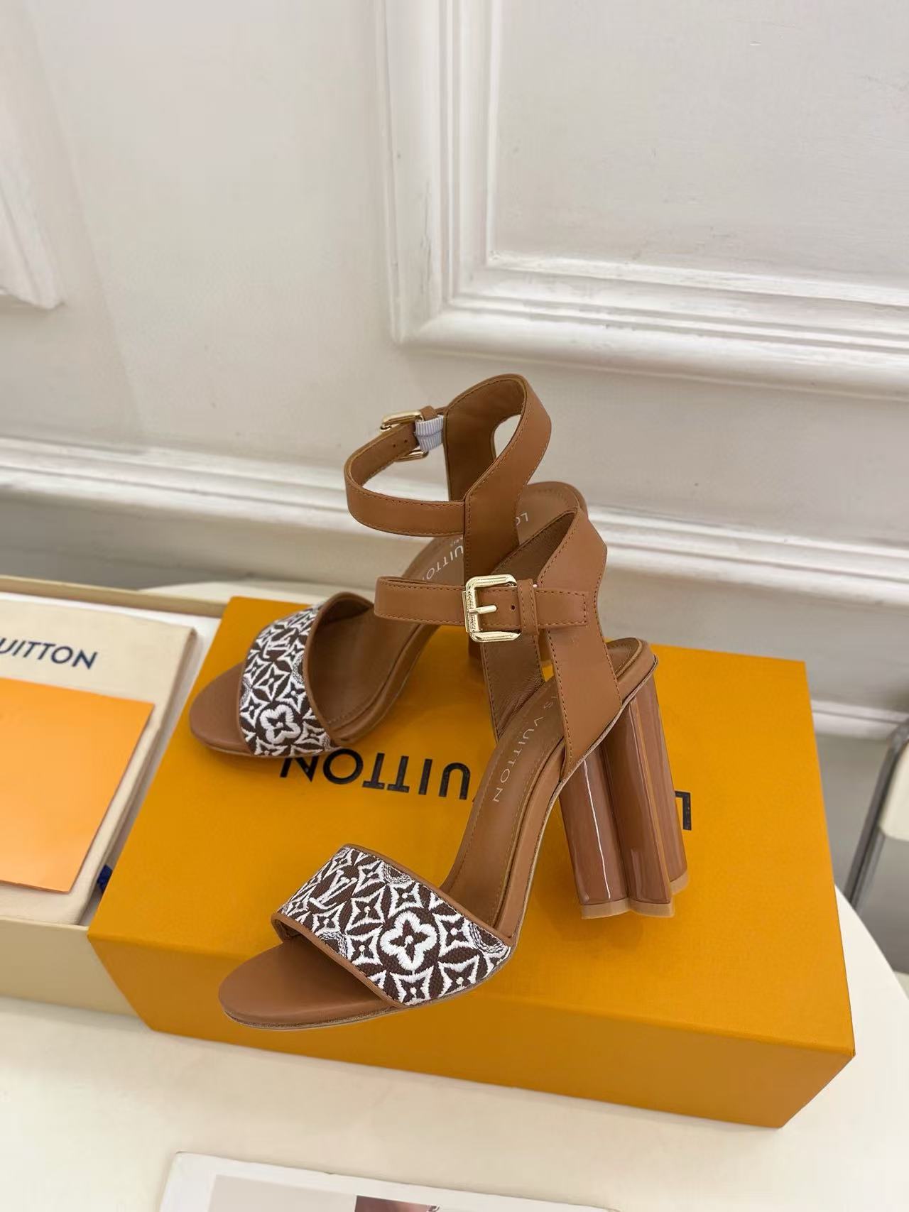 LVの高品質刺繍プリントハイヒールサンダル【50％割引+送料無料】