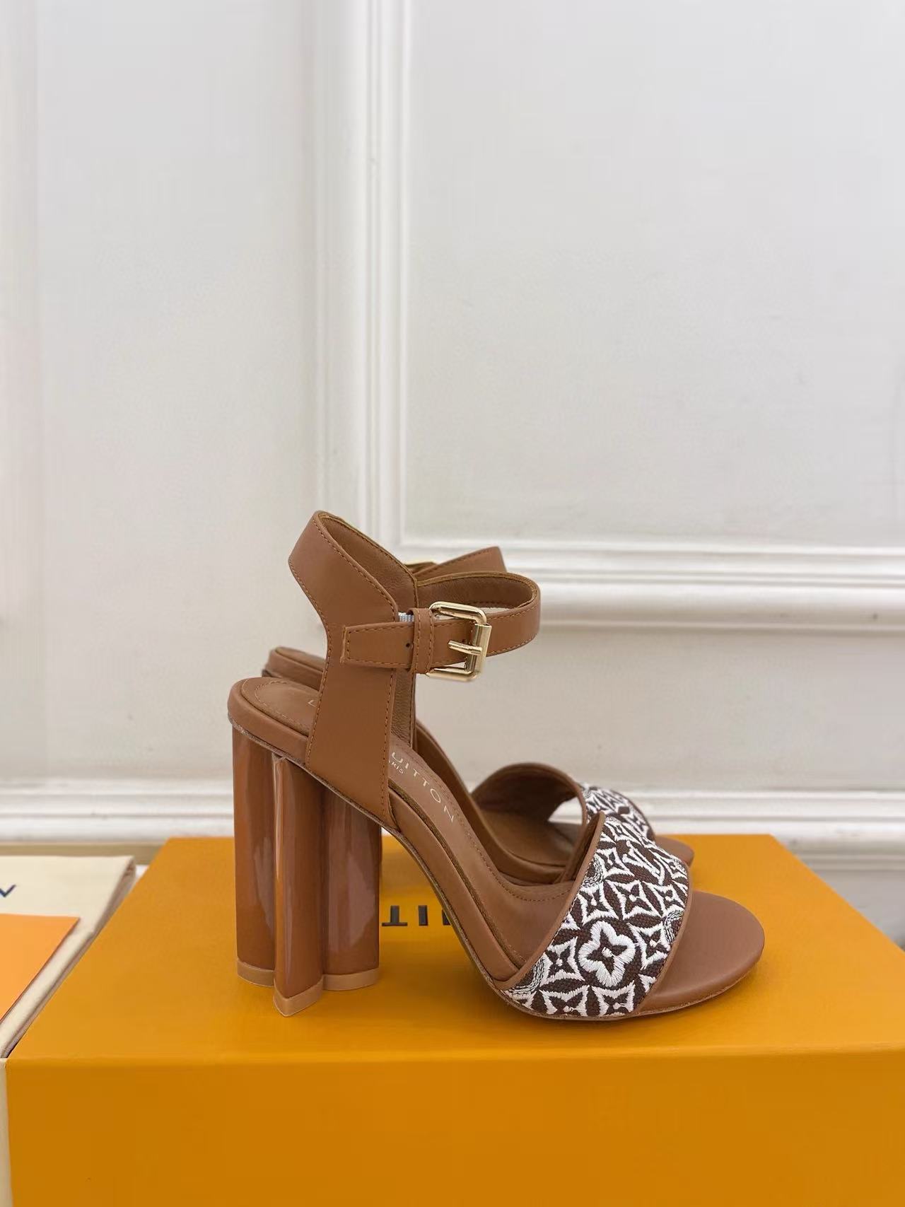 LVの高品質刺繍プリントハイヒールサンダル【50％割引+送料無料】