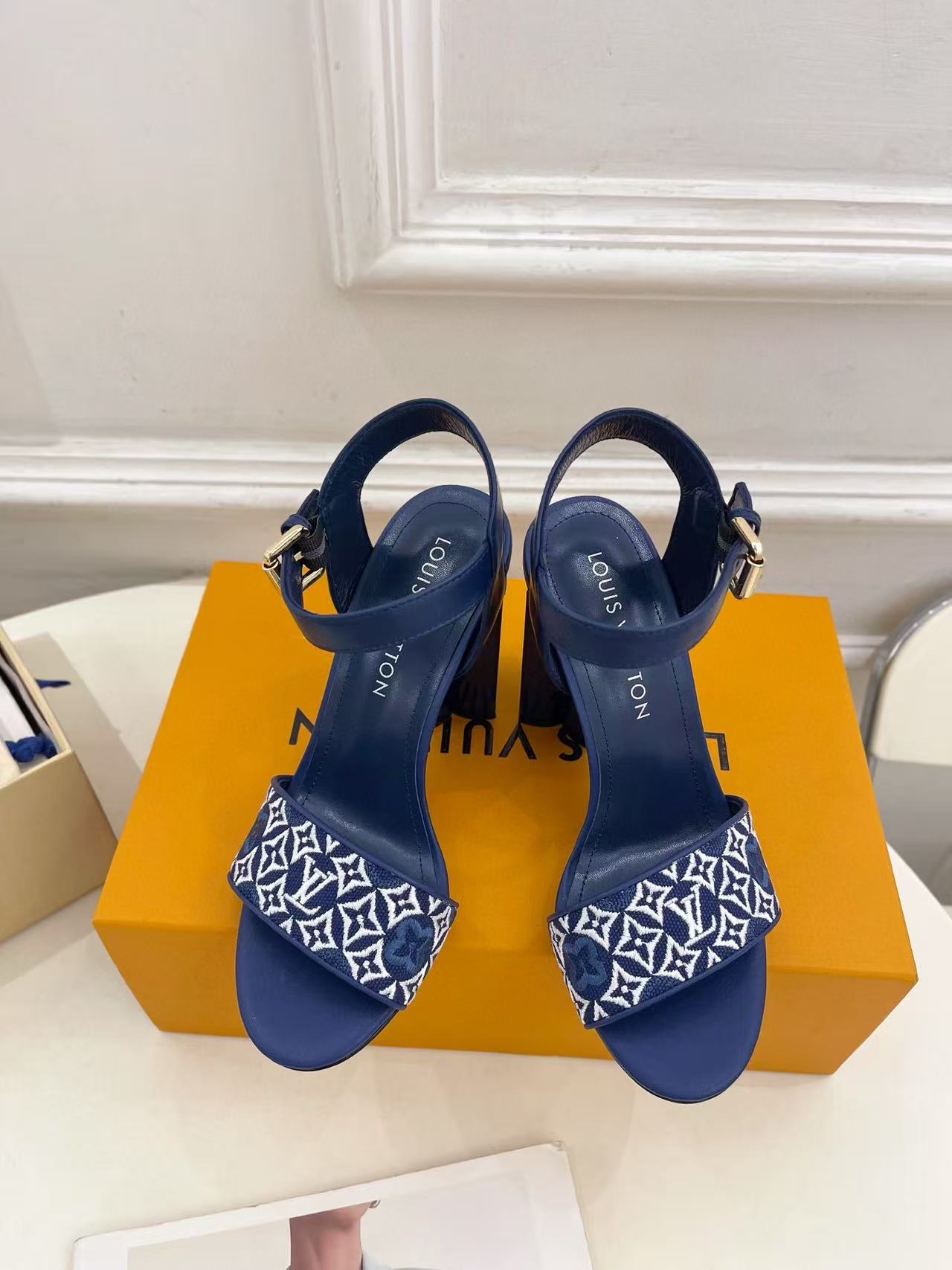 LVの高品質刺繍プリントハイヒールサンダル【50％割引+送料無料】