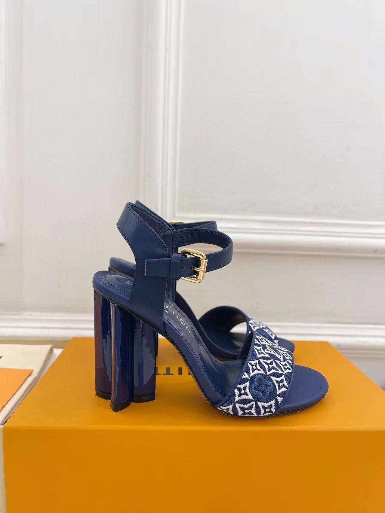 LVの高品質刺繍プリントハイヒールサンダル【50％割引+送料無料】