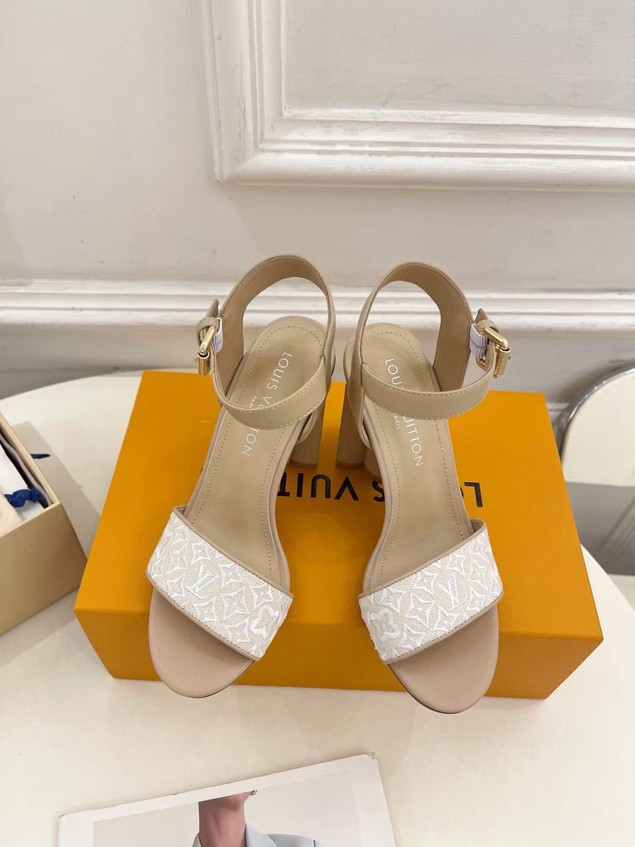 LVの高品質刺繍プリントハイヒールサンダル【50％割引+送料無料】