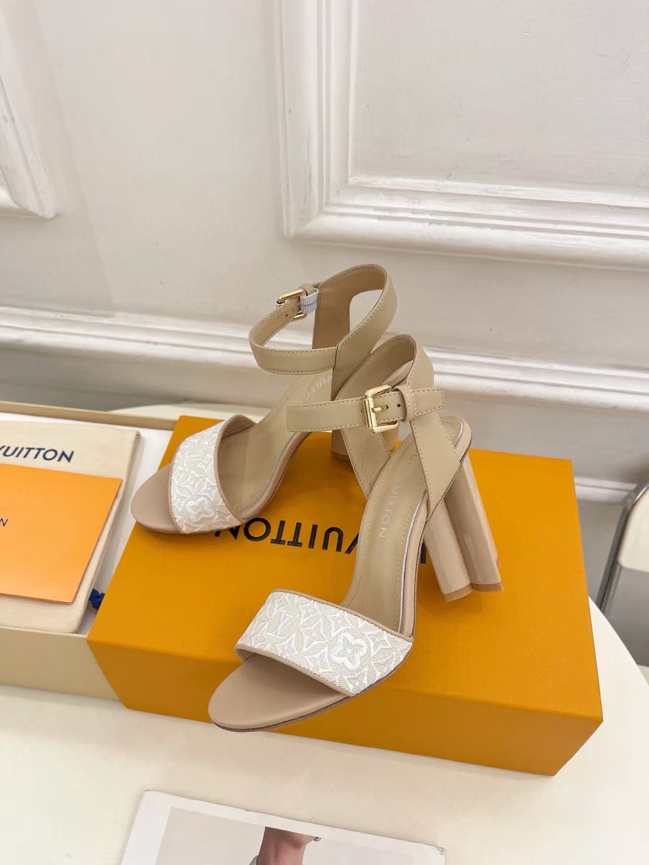 LVの高品質刺繍プリントハイヒールサンダル【50％割引+送料無料】