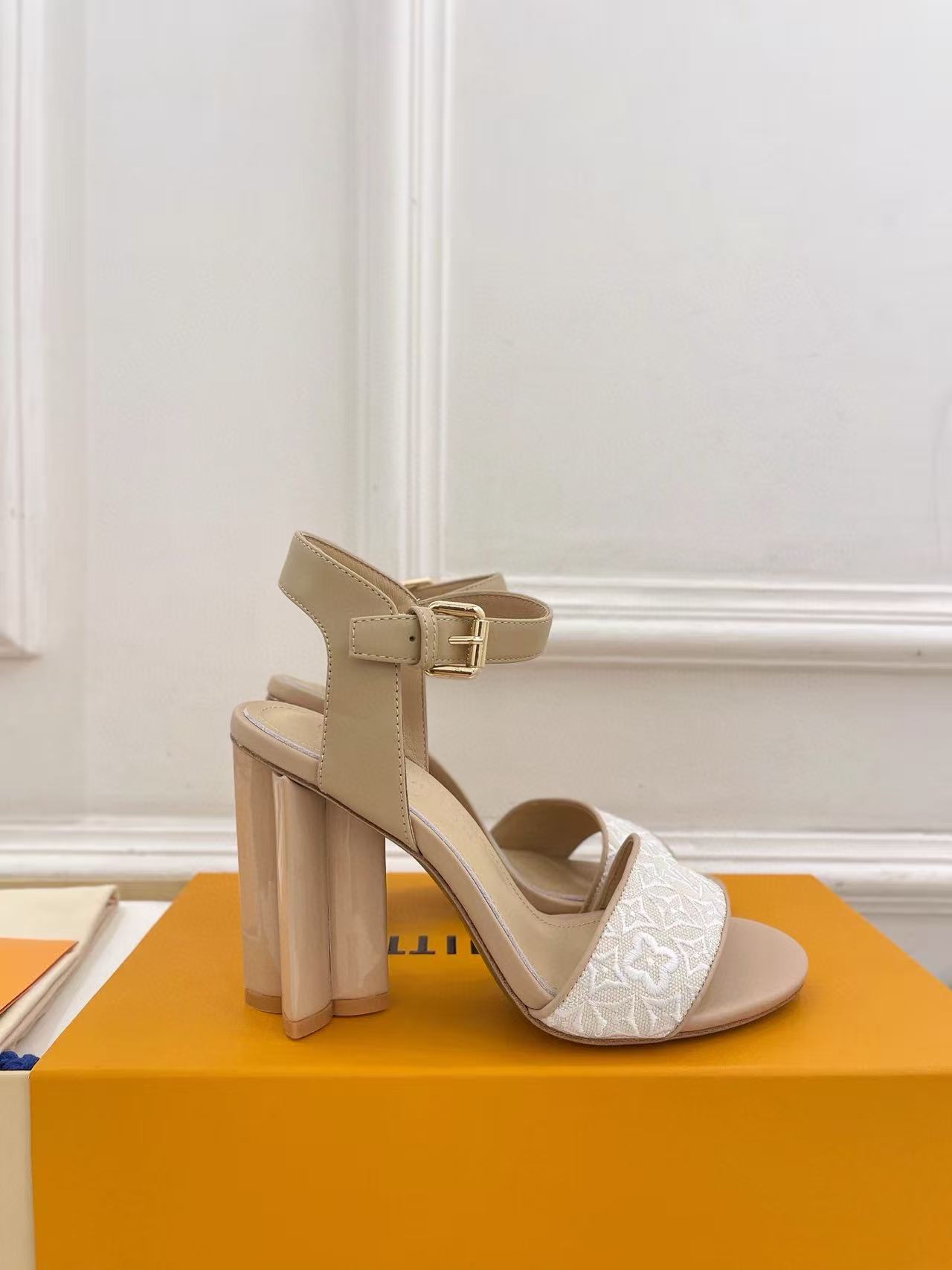 LVの高品質刺繍プリントハイヒールサンダル【50％割引+送料無料】