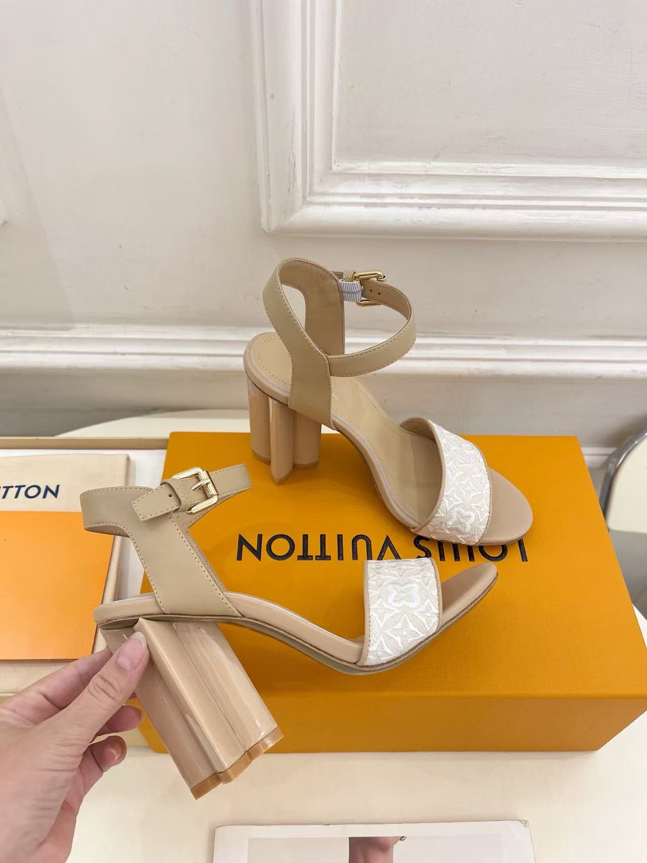 LVの高品質刺繍プリントハイヒールサンダル【50％割引+送料無料】