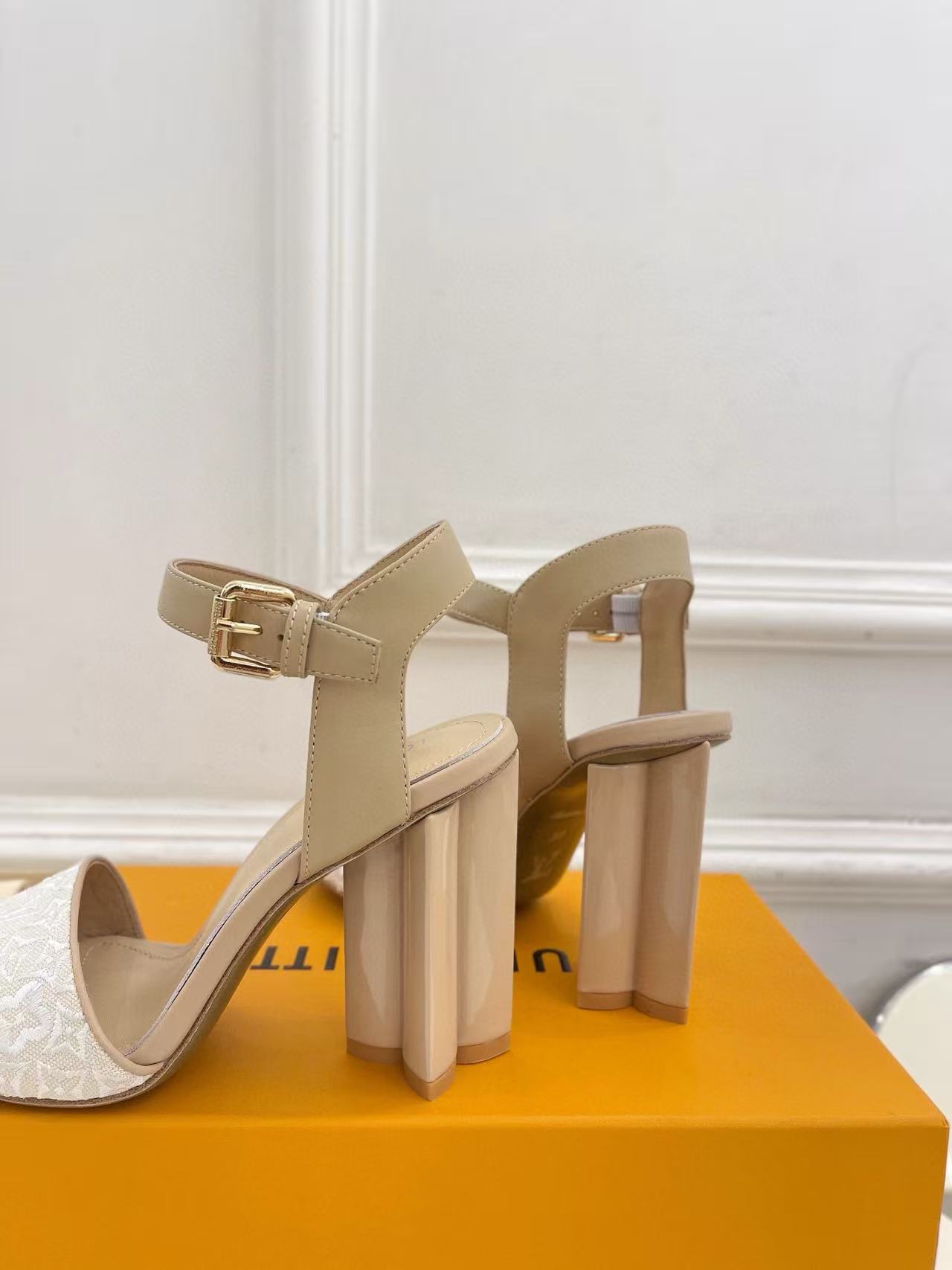 LVの高品質刺繍プリントハイヒールサンダル【50％割引+送料無料】