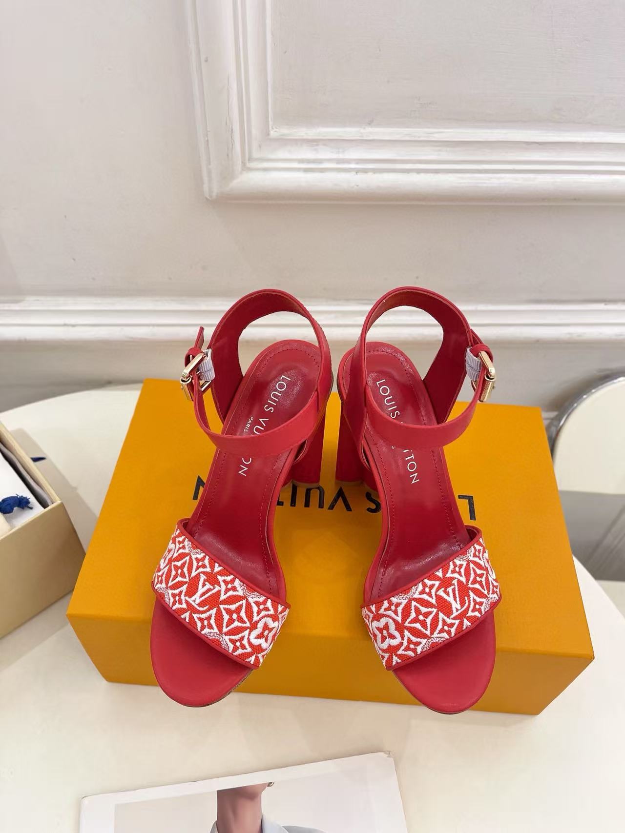 LVの高品質刺繍プリントハイヒールサンダル【50％割引+送料無料】