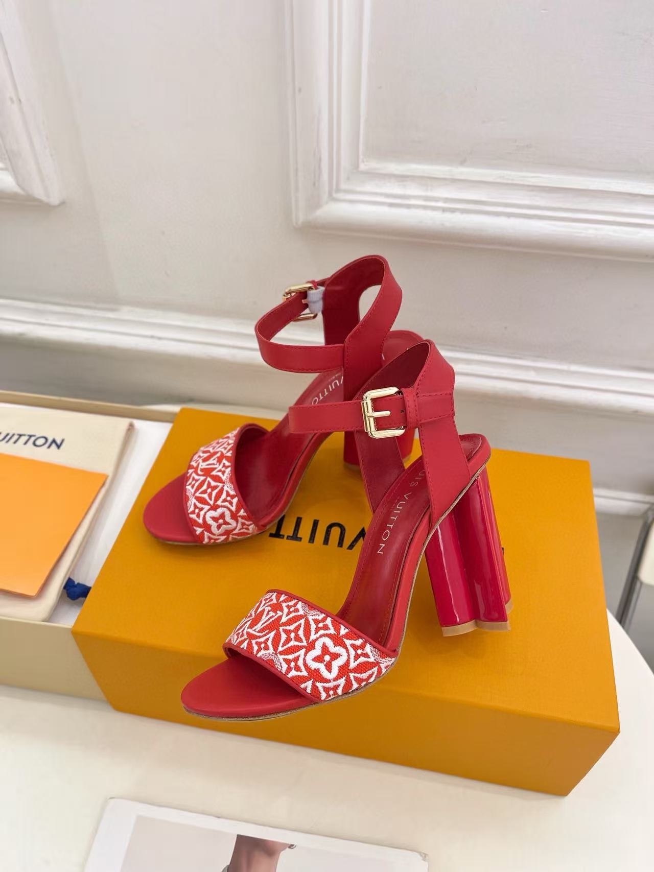 LVの高品質刺繍プリントハイヒールサンダル【50％割引+送料無料】