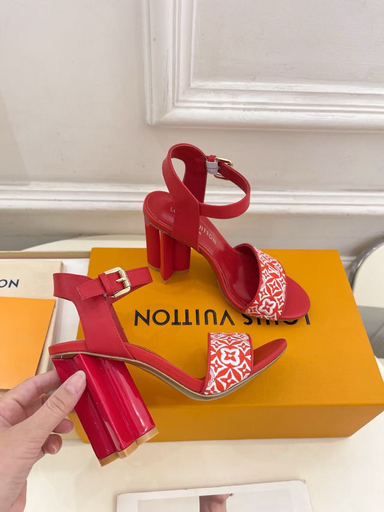 LVの高品質刺繍プリントハイヒールサンダル【50％割引+送料無料】