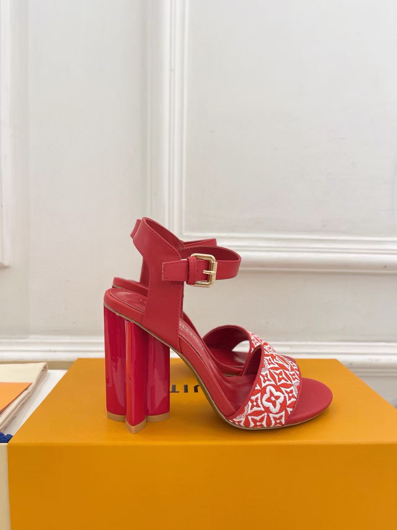 LVの高品質刺繍プリントハイヒールサンダル【50％割引+送料無料】