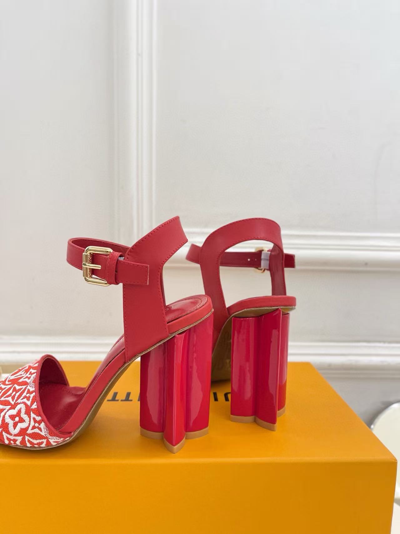 LVの高品質刺繍プリントハイヒールサンダル【50％割引+送料無料】