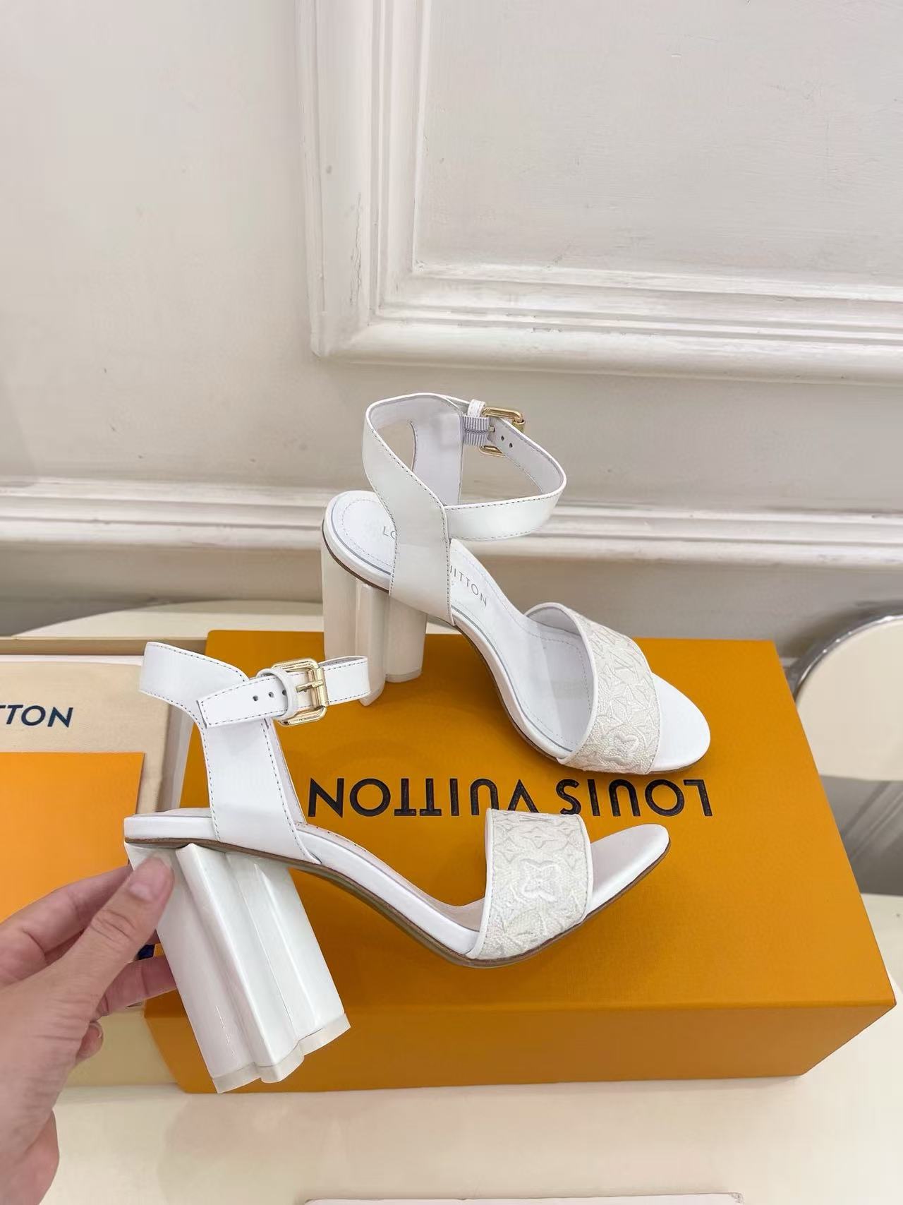 LVの高品質刺繍プリントハイヒールサンダル【50％割引+送料無料】