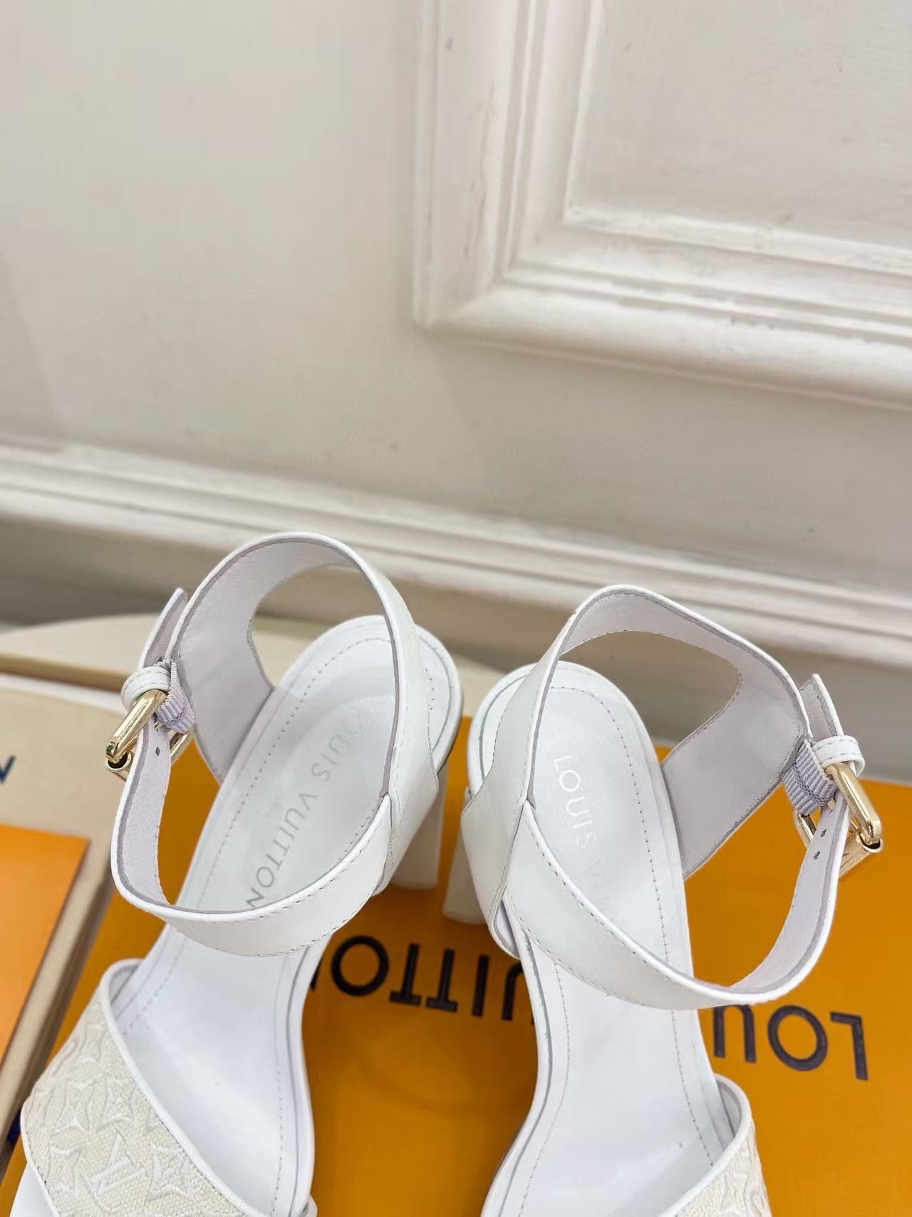 LVの高品質刺繍プリントハイヒールサンダル【50％割引+送料無料】