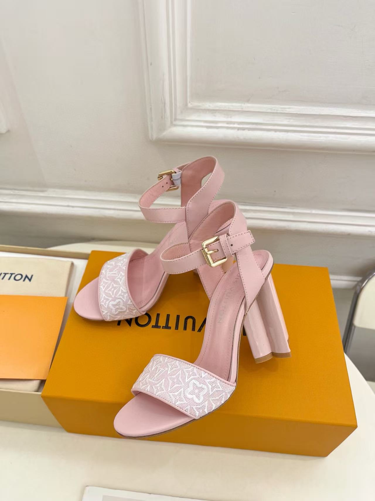 LVの高品質刺繍プリントハイヒールサンダル【50％割引+送料無料】