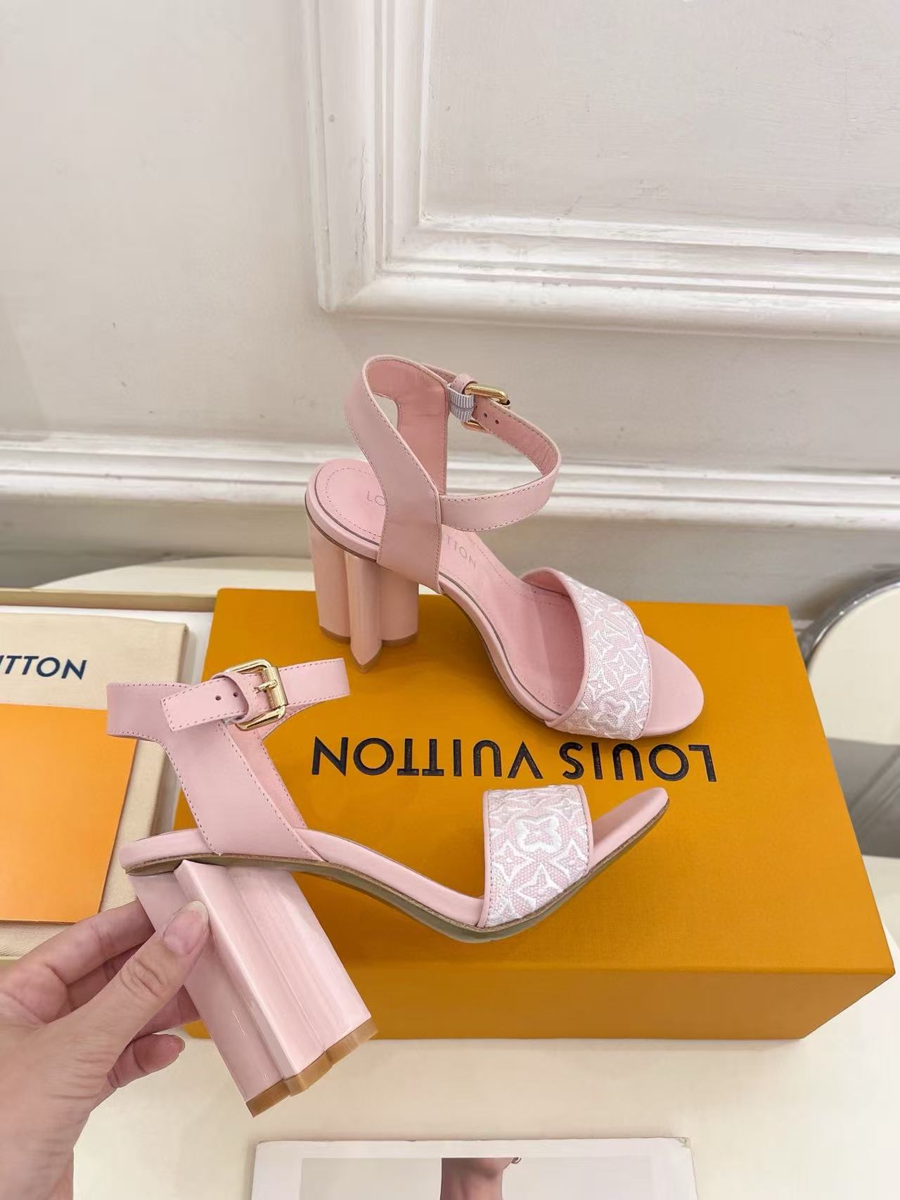 LVの高品質刺繍プリントハイヒールサンダル【50％割引+送料無料】