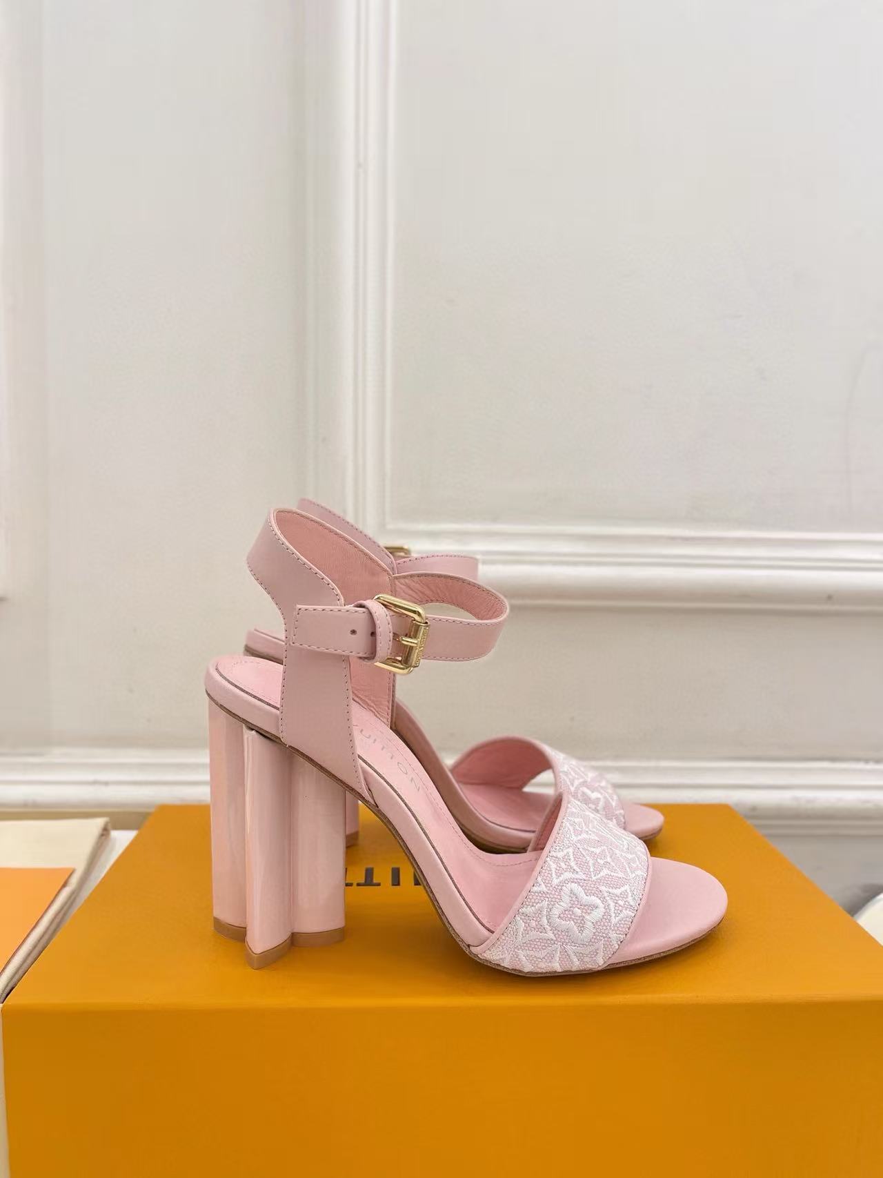 LVの高品質刺繍プリントハイヒールサンダル【50％割引+送料無料】