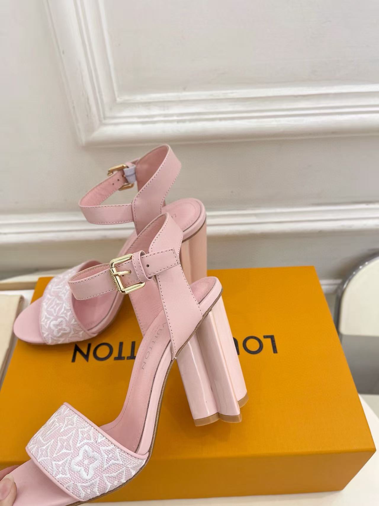 LVの高品質刺繍プリントハイヒールサンダル【50％割引+送料無料】