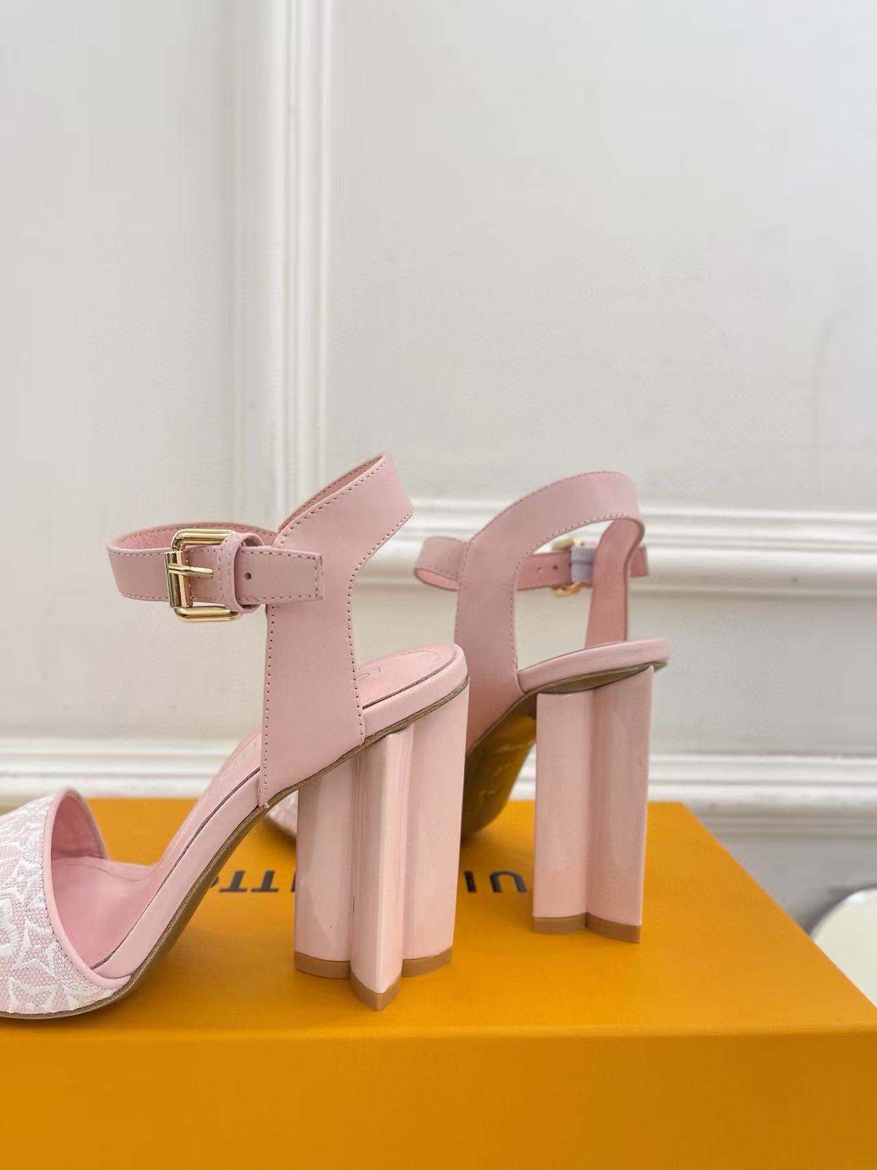 LVの高品質刺繍プリントハイヒールサンダル【50％割引+送料無料】