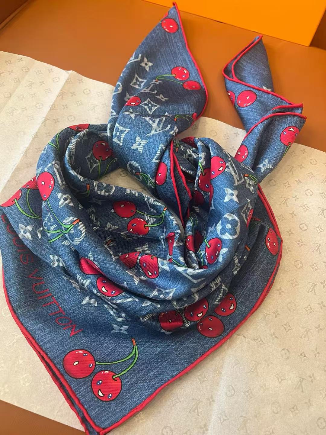 LVプリントのチェリースカーフ【50％割引+送料無料】