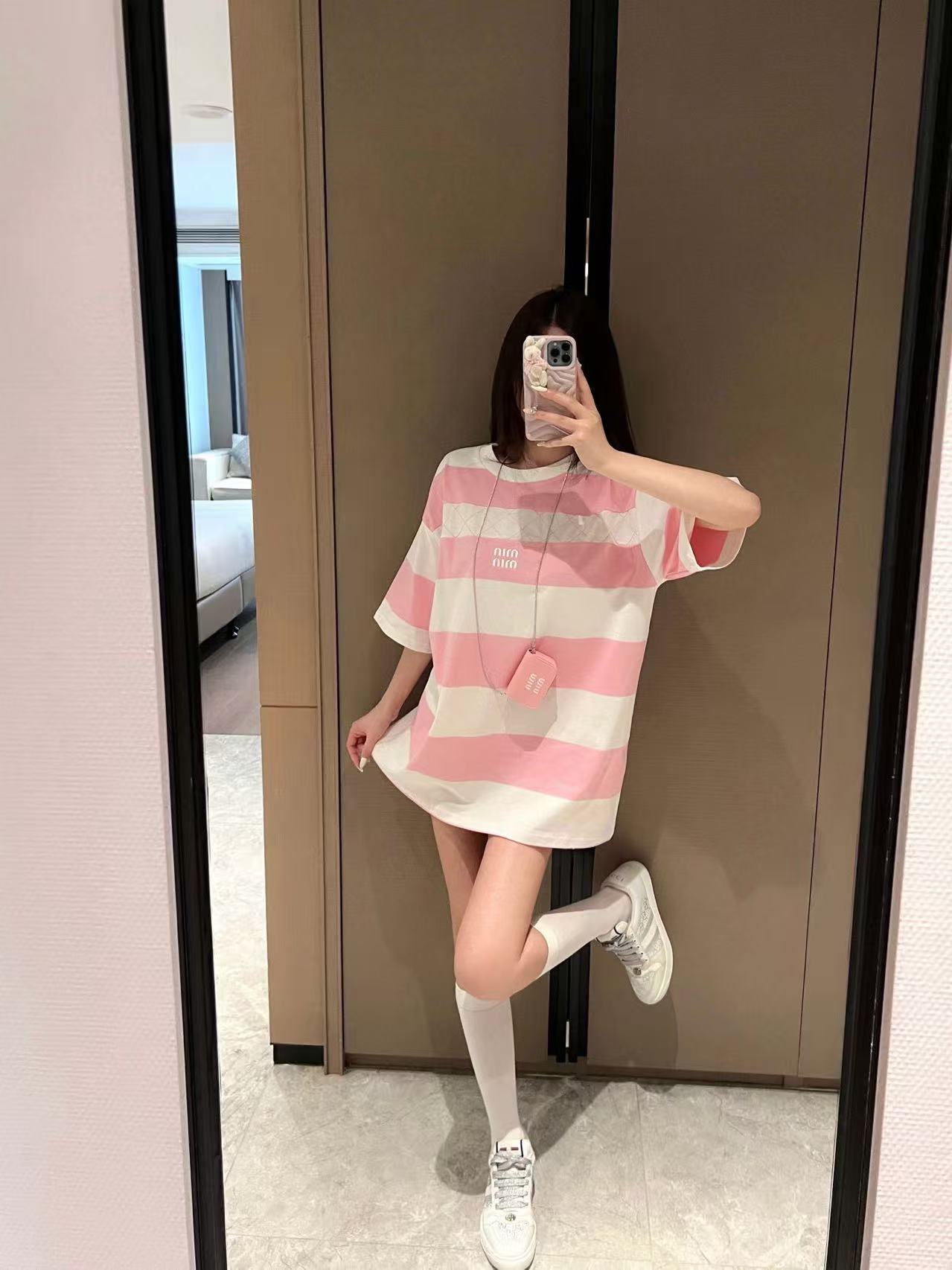 M1UM1U ピンクと白のストライプTシャツ【50％割引+送料無料】