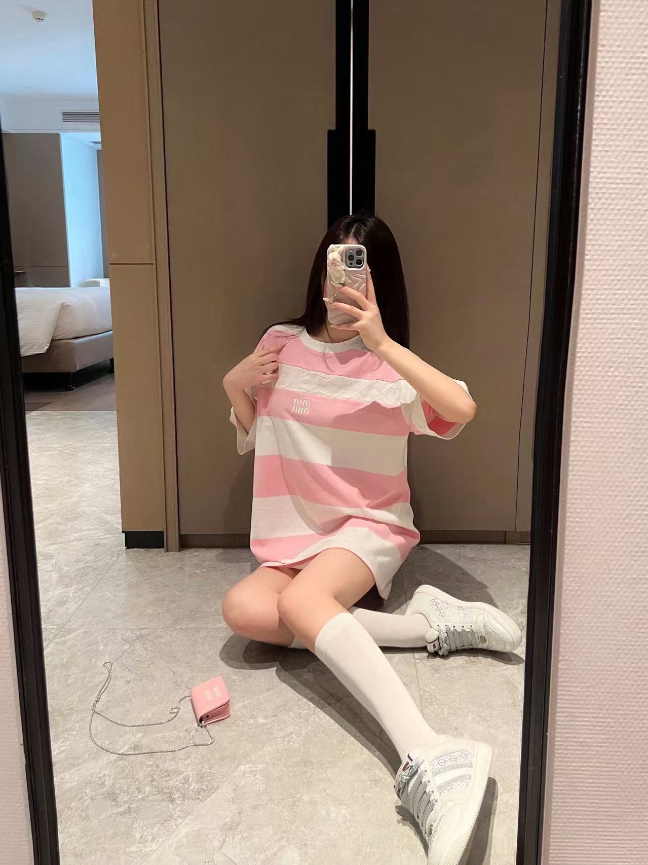 M1UM1U ピンクと白のストライプTシャツ【50％割引+送料無料】