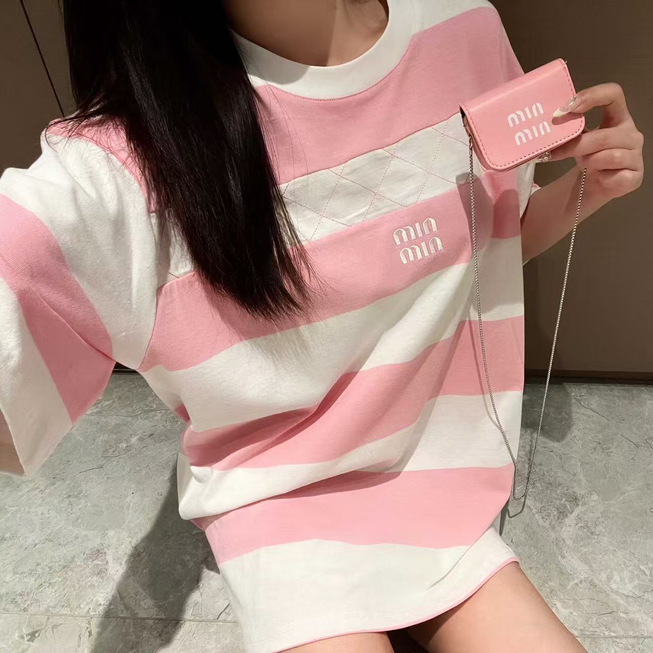 M1UM1U ピンクと白のストライプTシャツ【50％割引+送料無料】