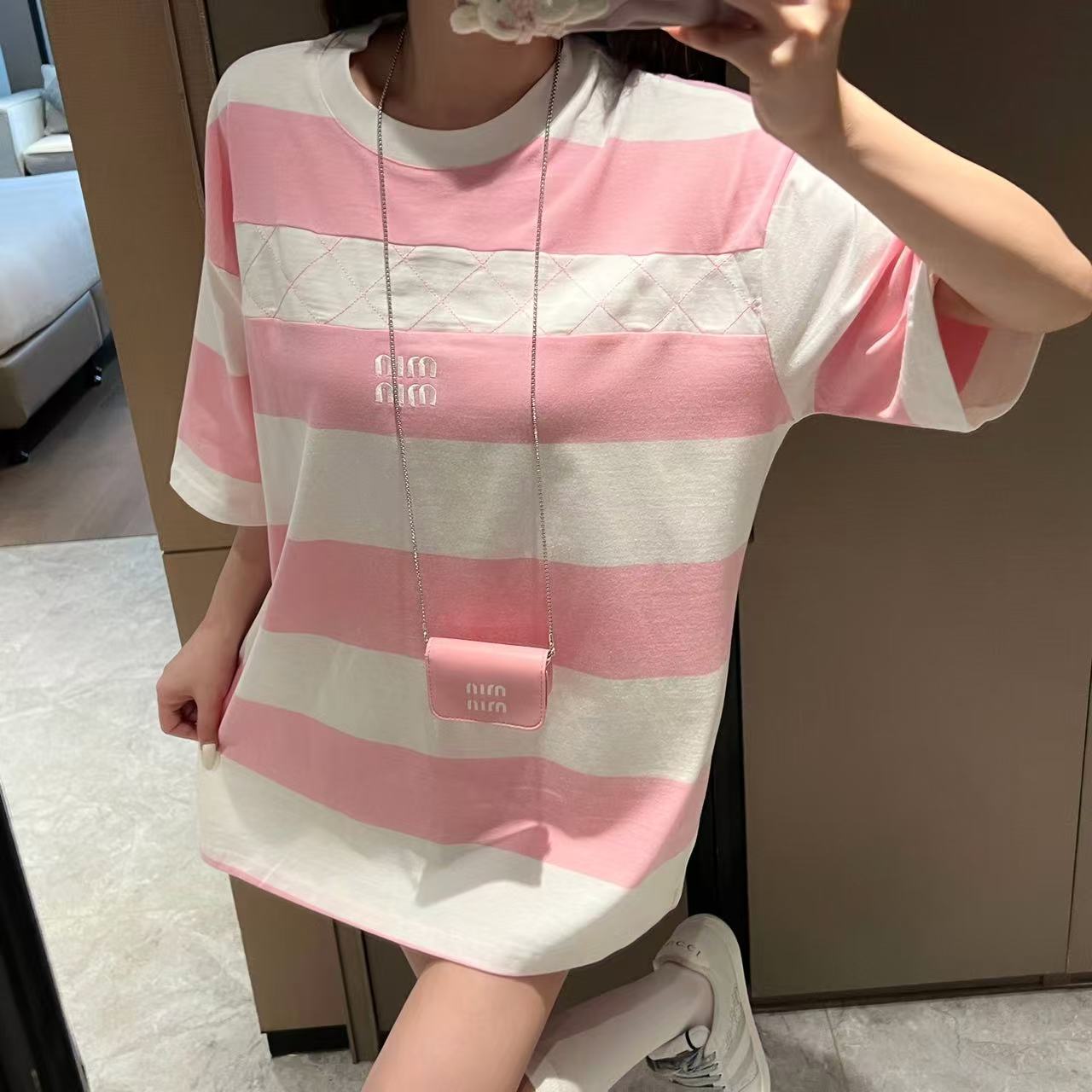 M1UM1U ピンクと白のストライプTシャツ【50％割引+送料無料】