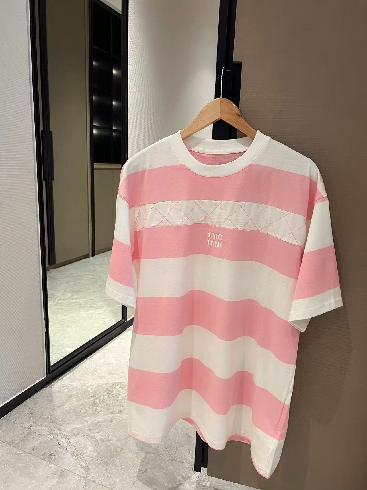 M1UM1U ピンクと白のストライプTシャツ【50％割引+送料無料】