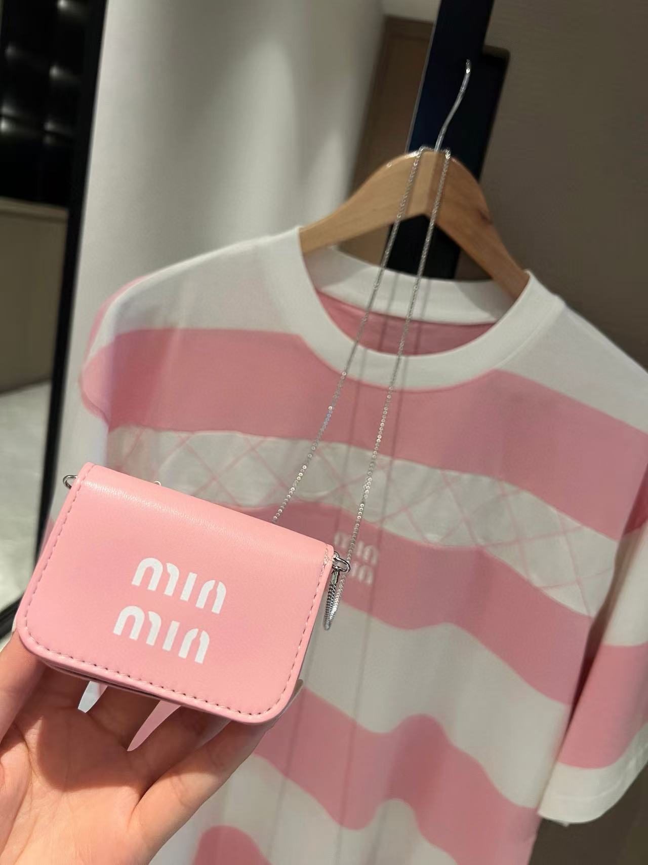 M1UM1U ピンクと白のストライプTシャツ【50％割引+送料無料】