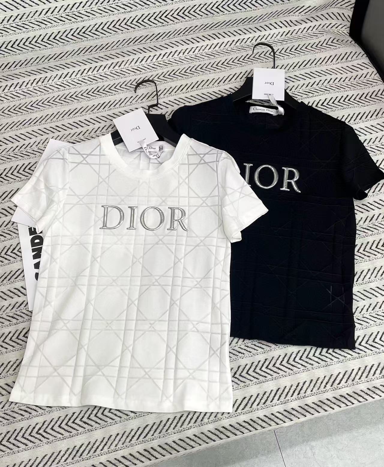 DI0R立体文字Tシャツ【50％割引+送料無料】