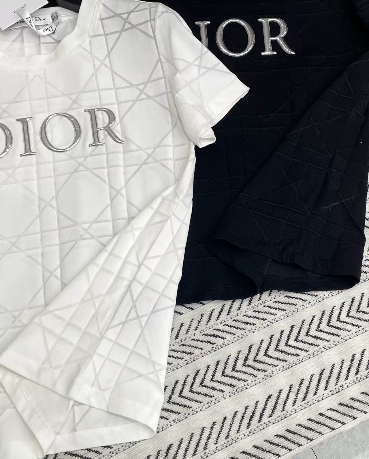 DI0R立体文字Tシャツ【50％割引+送料無料】