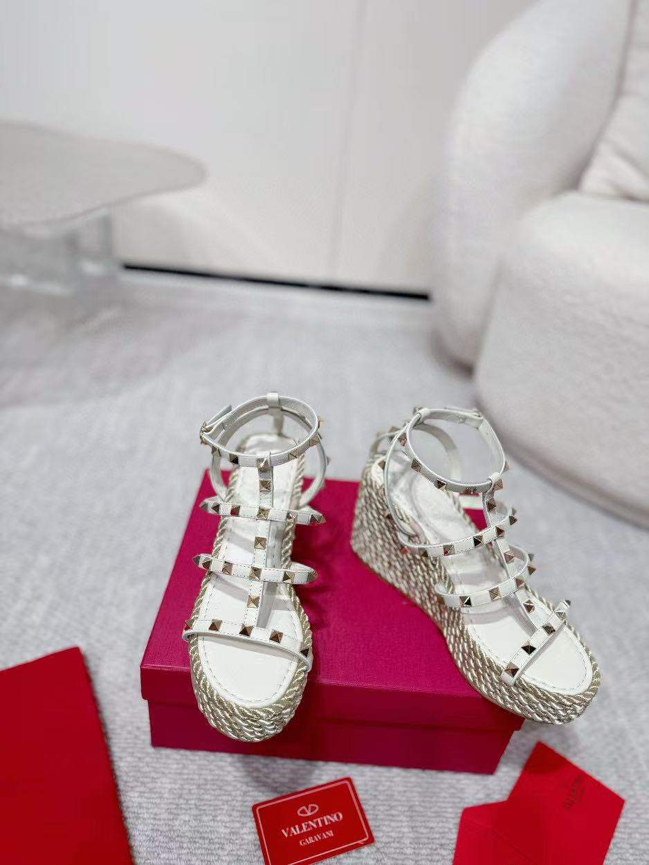 VALENT1NO 高品質リベット編み厚底サンダル【50％割引+送料無料】