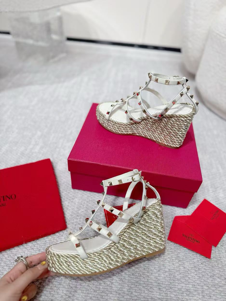 VALENT1NO 高品質リベット編み厚底サンダル【50％割引+送料無料】